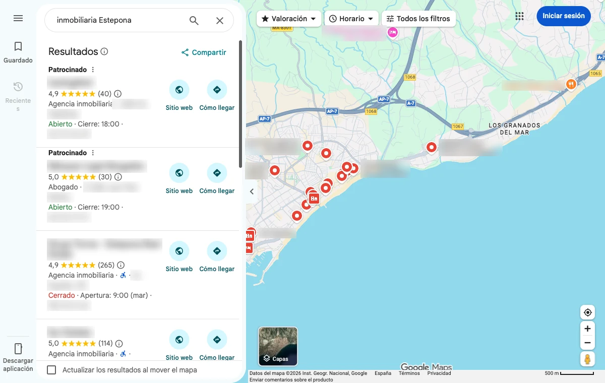 Búsqueda real de inmobiliaria Estepona en Google Maps, con dos resultados patrocinados arriba, agencias con sus reseñas debajo y el mapa de la costa lleno de chinchetas rojas