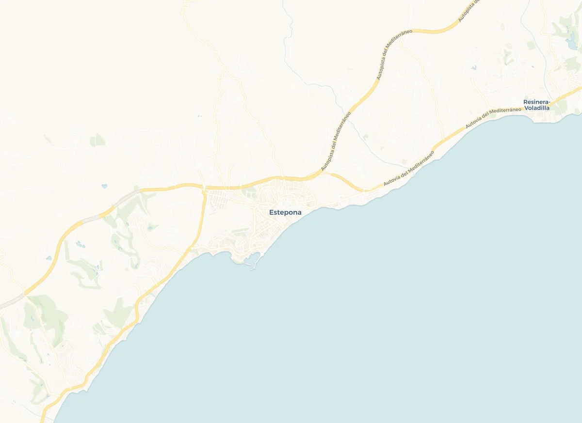 Mapa de la costa de Estepona con las autovías, el casco urbano junto al puerto deportivo y las urbanizaciones hacia el este y el oeste