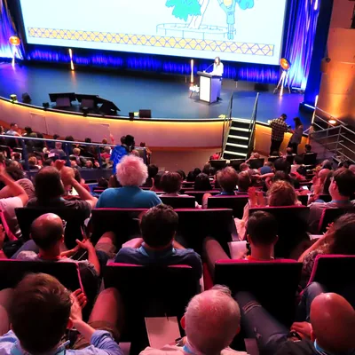 Público atento durante una charla de formación en un auditorio
