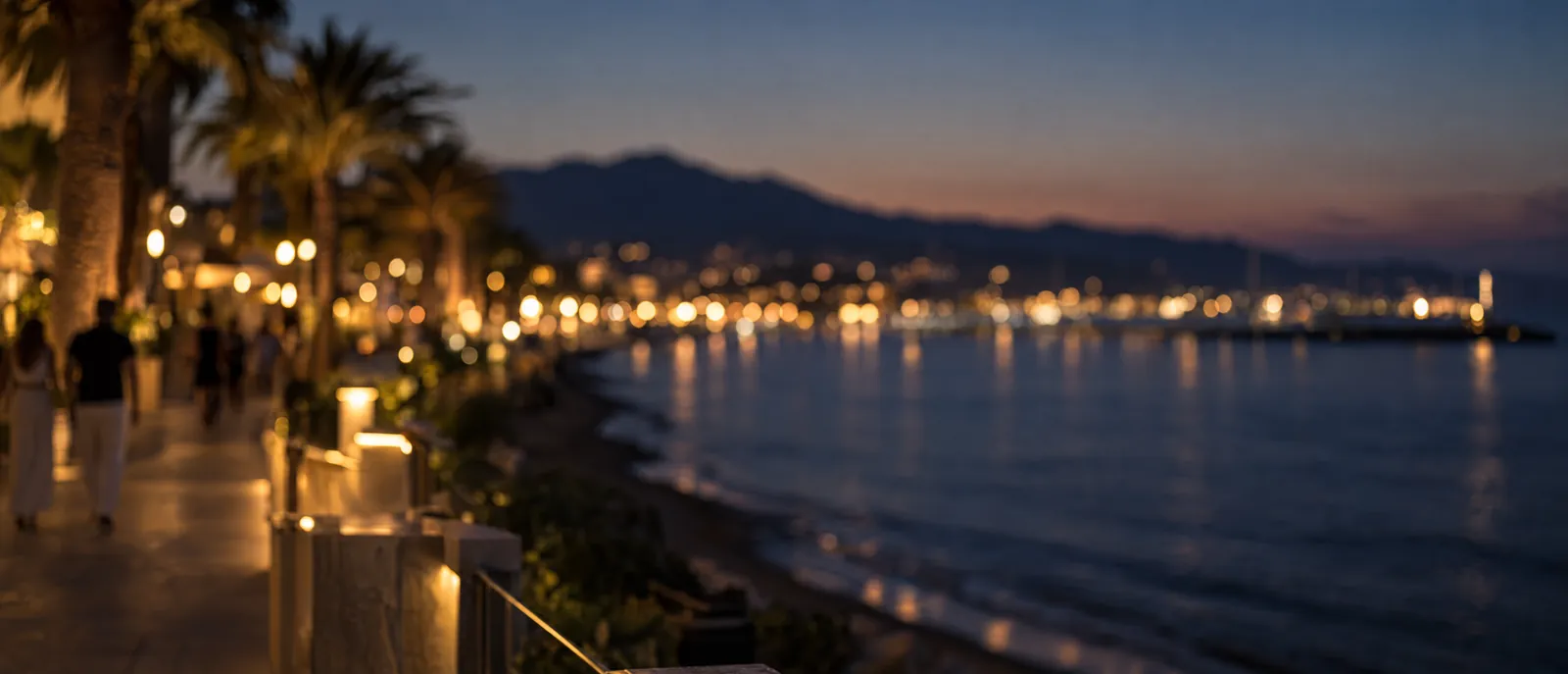 Paseo marítimo de Estepona al caer la tarde, con negocios anunciados en Google